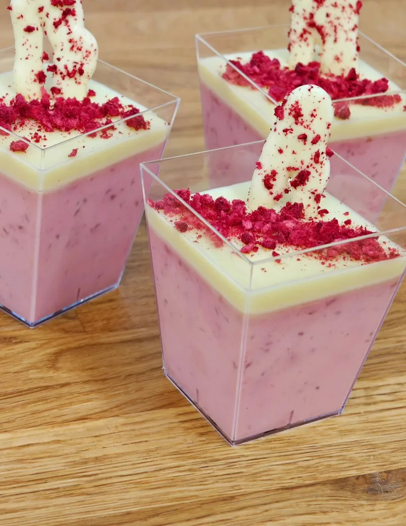 Hallonpannacotta med vit choklad ganache